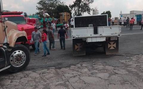 Bloquearon camiones recolectores de basura importantes vialidades en Naucalpan.