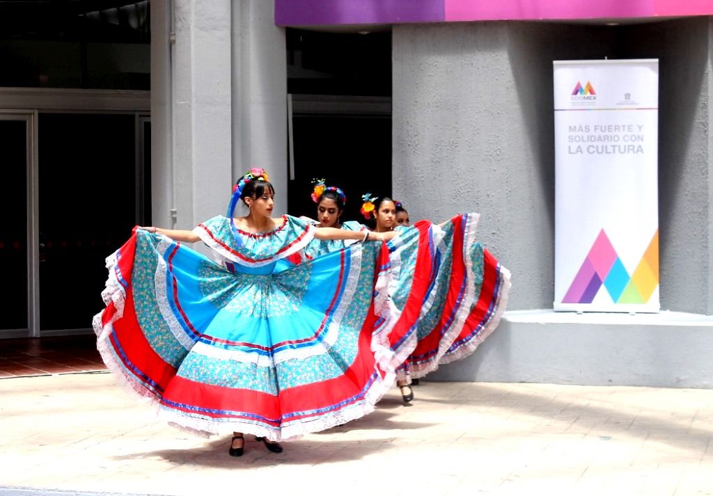 Jóvenes de Coatepec Harinas muestran sus habilidades dancísticas en la capital mexiquense