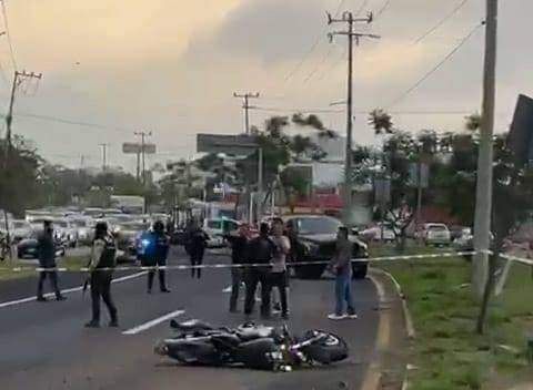 Mata trailero a dos  motociclistas en la autopista Cardel 