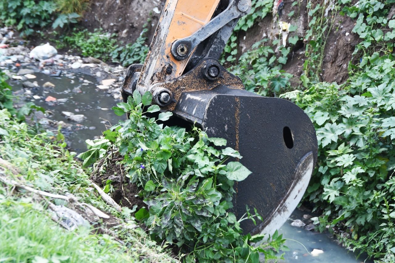 #Para evitar inundaciones en Ecatepec retiran desechos de canales y barrancas 
