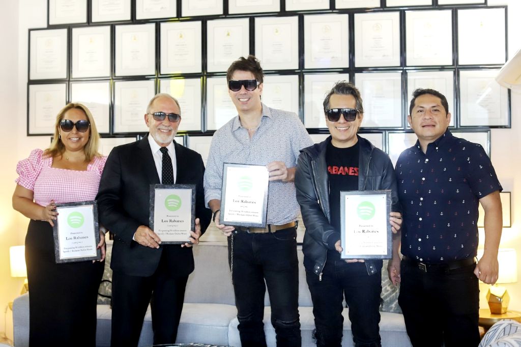 Rabanes reciben placa de manos de Emilio Estefan por 50 millones de suscriptores en Spotify