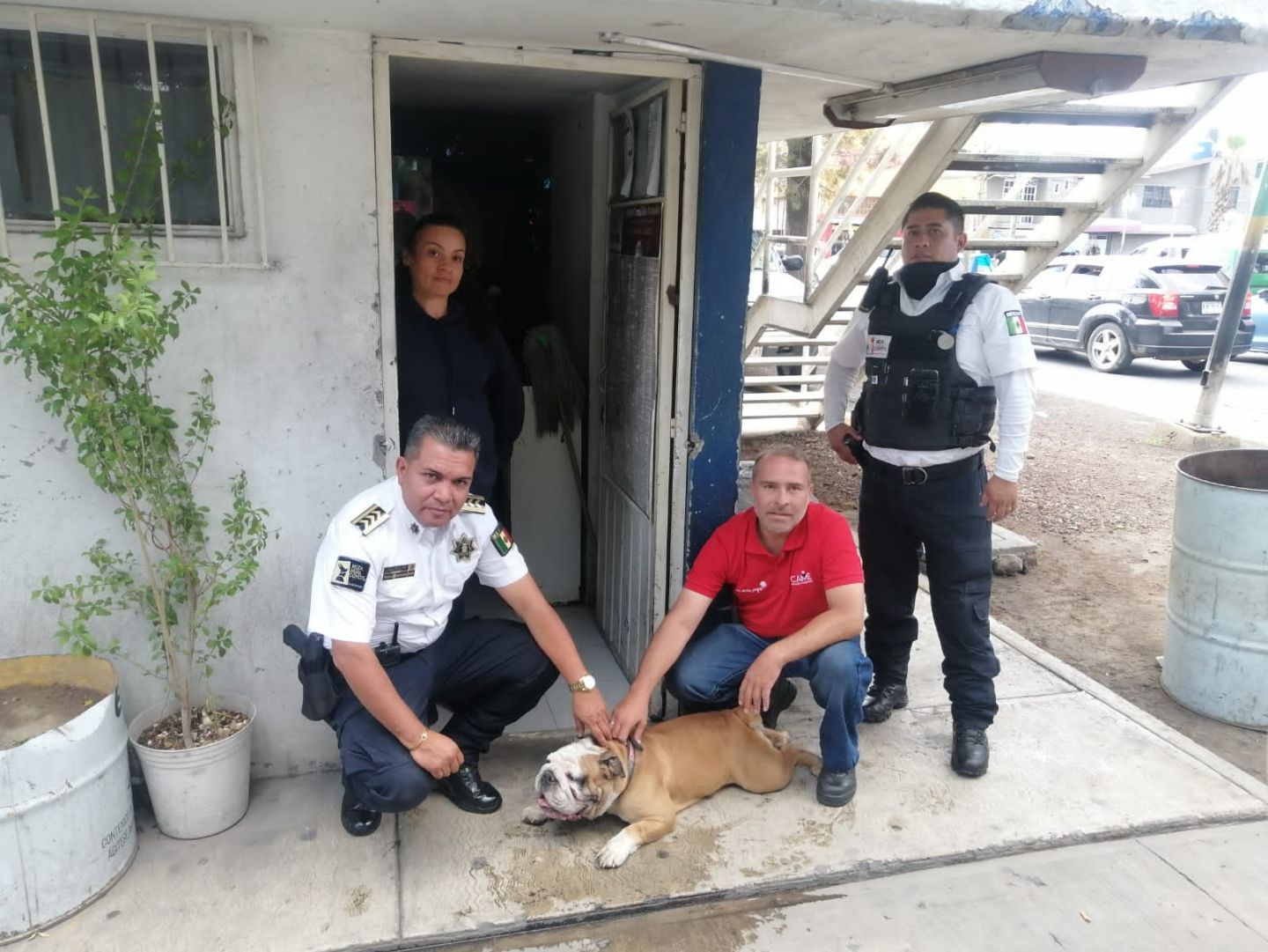 Policías municipales brindan apoyo a ciudadanos de recuperación, resguardo y traslado de mascotas en Nezahualcóyotl.
