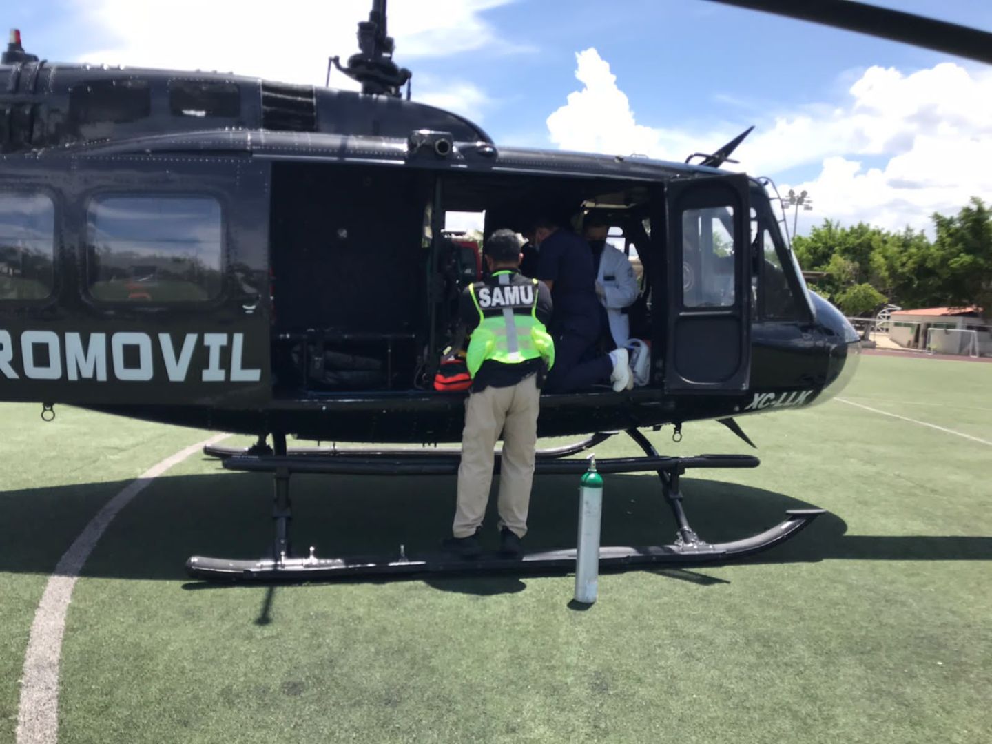 Trasladan a una paciente femenina en helicóptero de Tlapa a Acapulco para que reciba atención médica especializada
