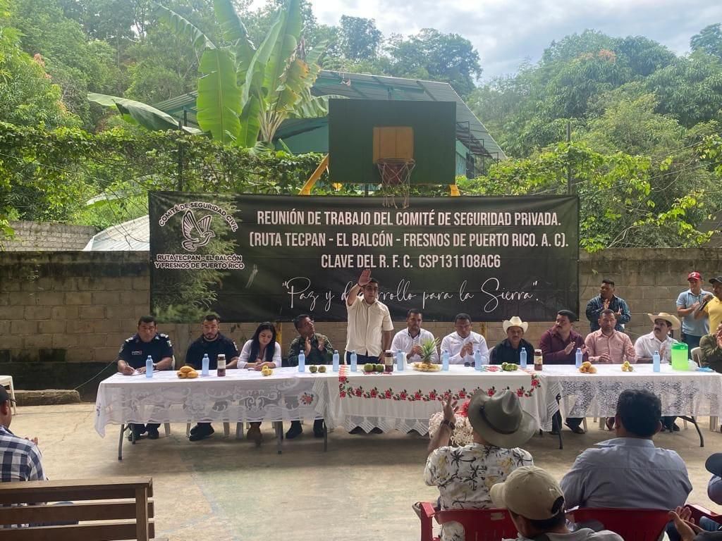 Se reúne secretario de Seguridad Pública Estatal Evelio Méndez con comunidades de Tecpan 