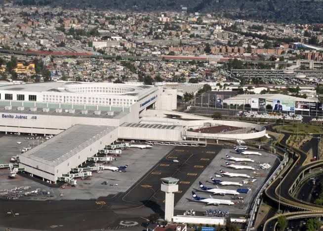 El Aeropuerto Internacional de la CDMX opera con una sola pista…¡por un bache! 🥹