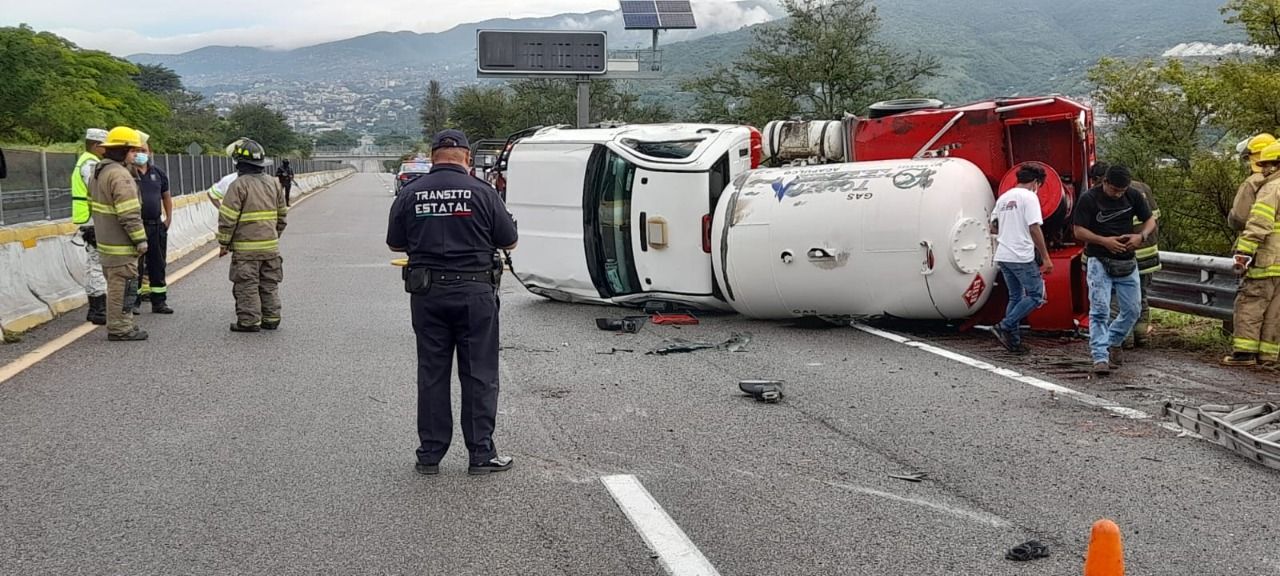 Otorga Policía y Tránsito Estatal de la SSP Guerrero apoyo vial tras accidente sobre la autopista del Sol 
