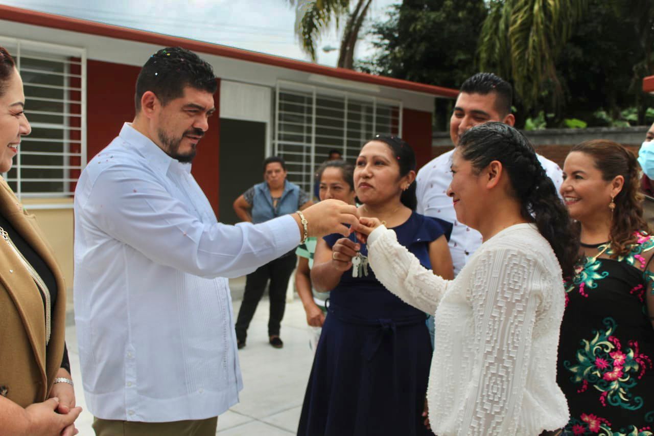 Zenyazen entrega escuela en Ixtaczoquitlán tras 15 años sin instalaciones