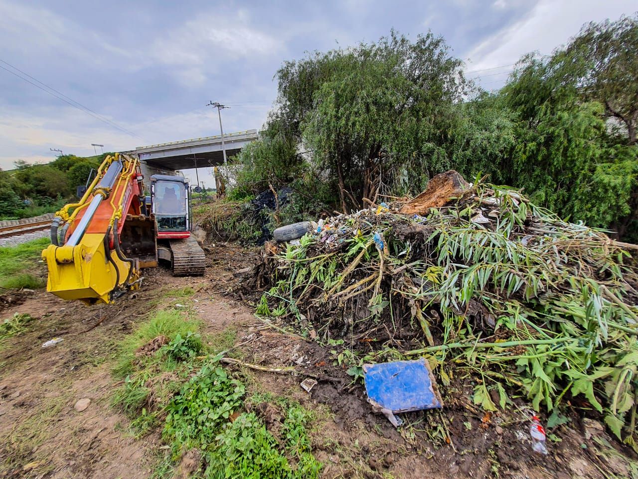 Remueven lodo y basura para evitar inundaciones en el Río San Juan en Acolman 