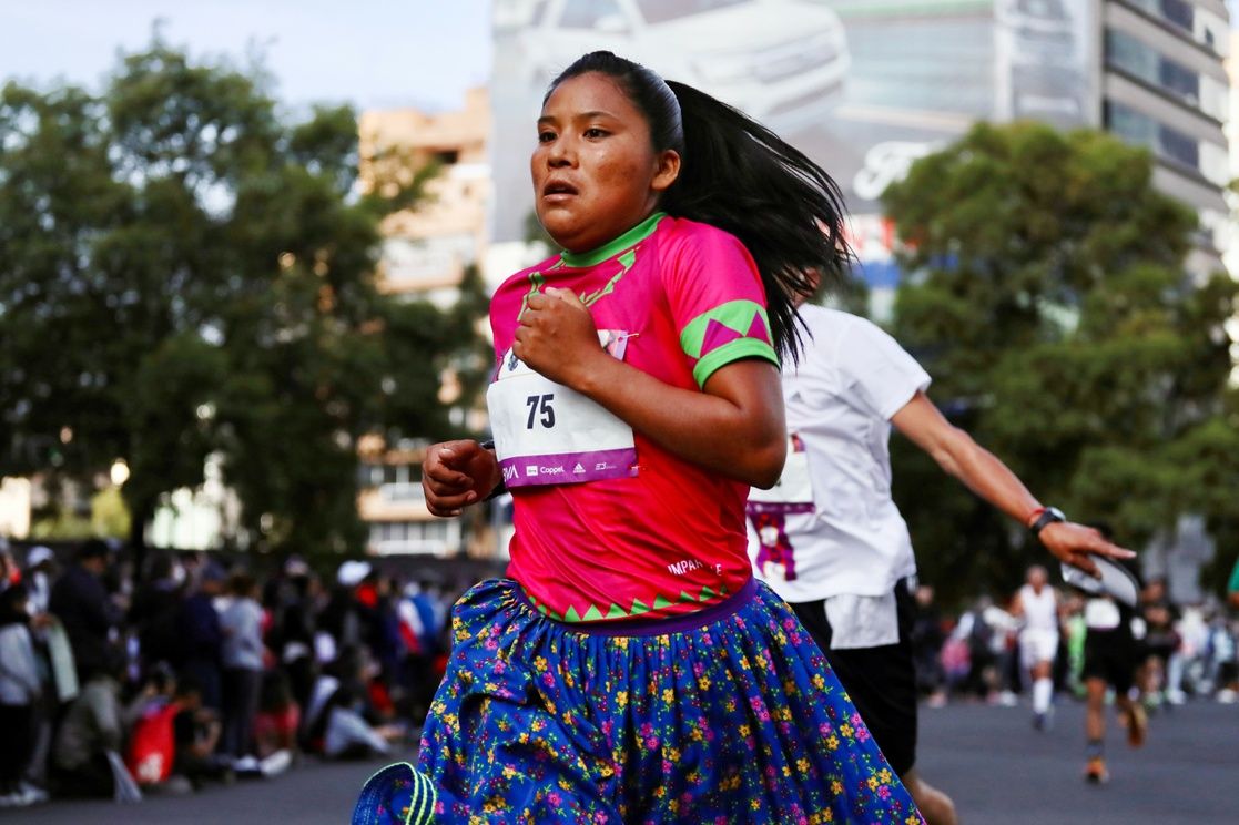 Eclipsa corredora rarámuri a mexicano que borró hegemonía keniata en el medio maratón de CDMX