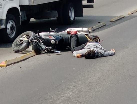 Se buscan familiares de motociclista que falleció tras invadir carril del Mexibús L1
