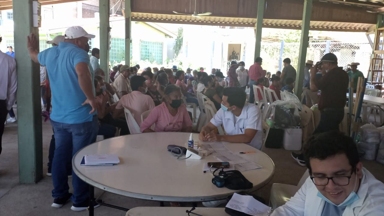 Reciben atención médica familias desplazadas que han llegado a Tecpan 
