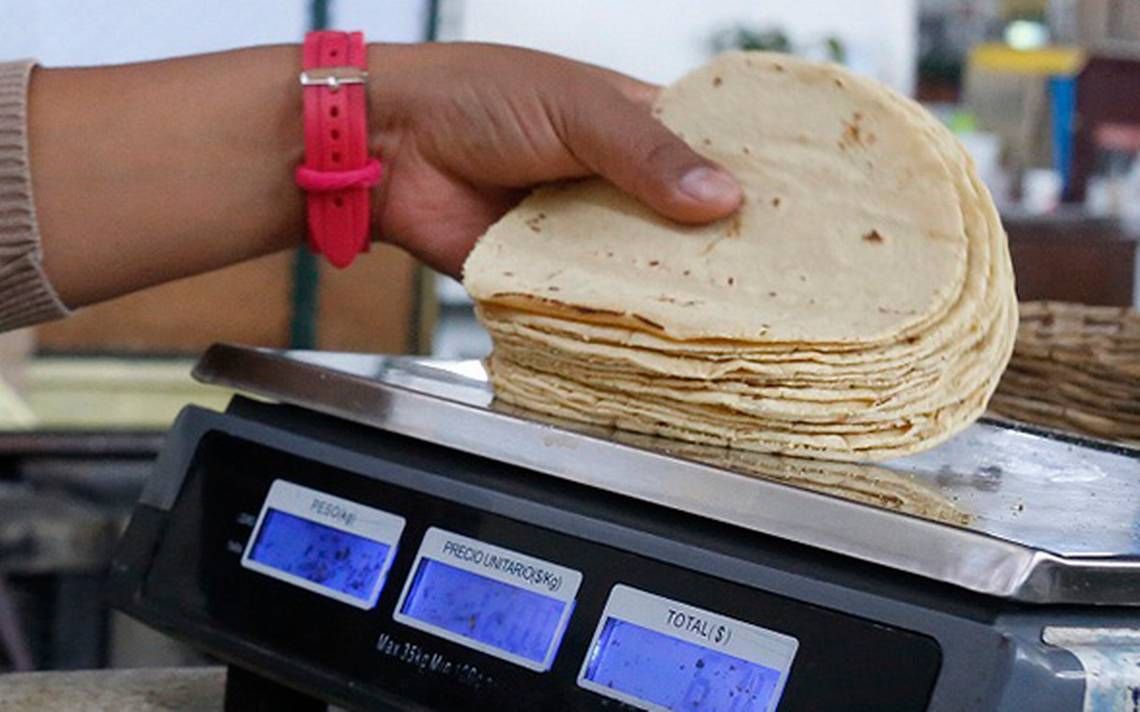 Amas de casa de Texcoco demuestran el fracaso del programa anti inflacionario de AMLO: tortillas, frijoles y huevo, inalcanzables.