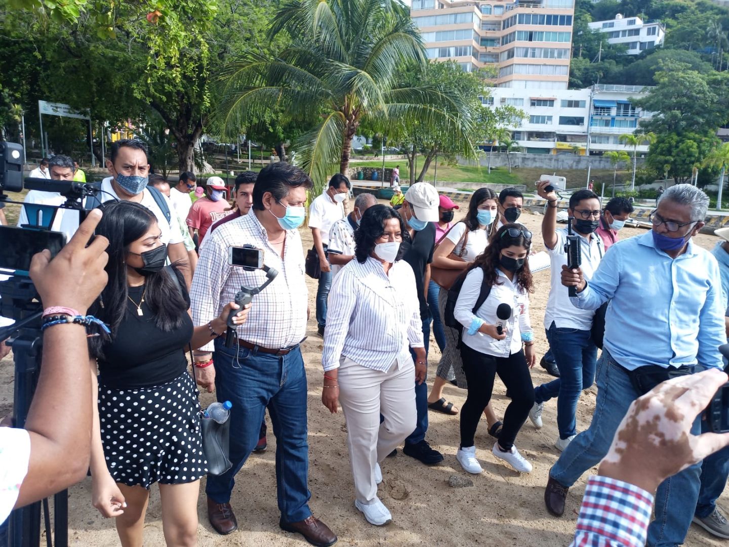 Gobierno de Abelina López trabaja para sanear las playas de Acapulco 