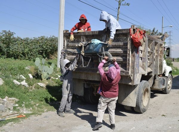 Trabajadores de Neza, Chimalhuacán y La Paz remueven basura y escombro para evitar que delincuentes sorprendan a sus víctimas 