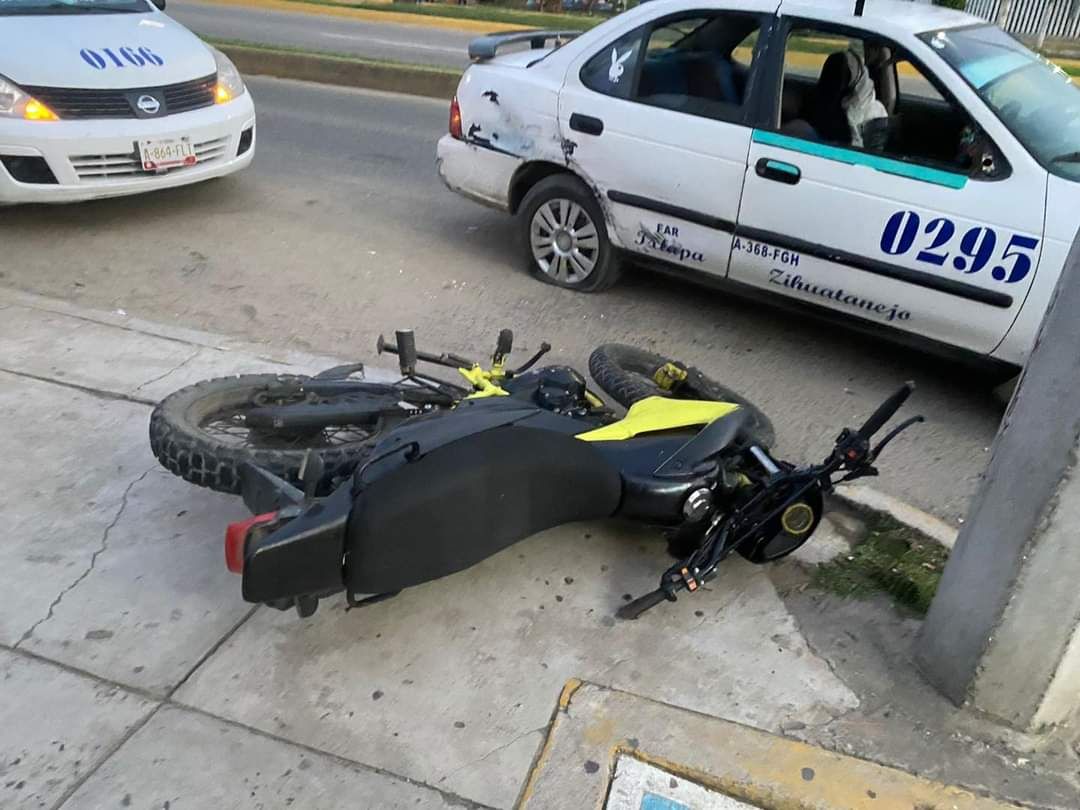 Lesionada mujer que fue atropellada por motociclista  en el centro de Zihuatanejo 
