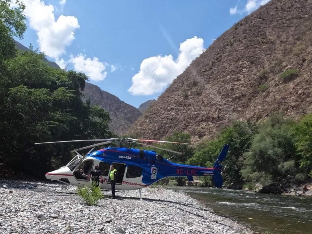 Rescatan a dos personas atrapadas por caudal de río, en Hidalgo. 