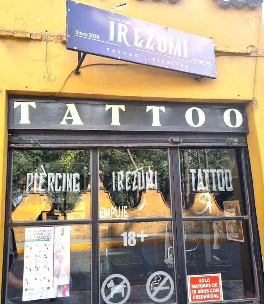 Vigila COPRISEM establecimiento de tatuajes y perforaciones 