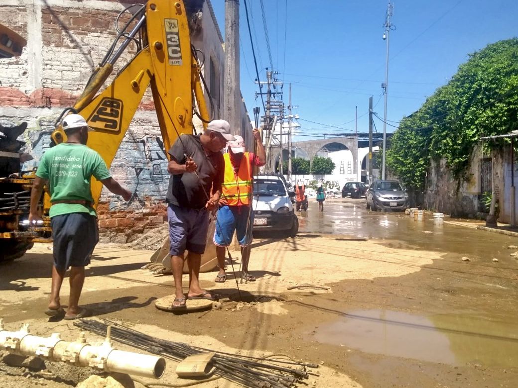 Continúan brigadas de Capama atendiendo reportes de fugas y drenaje sanitario