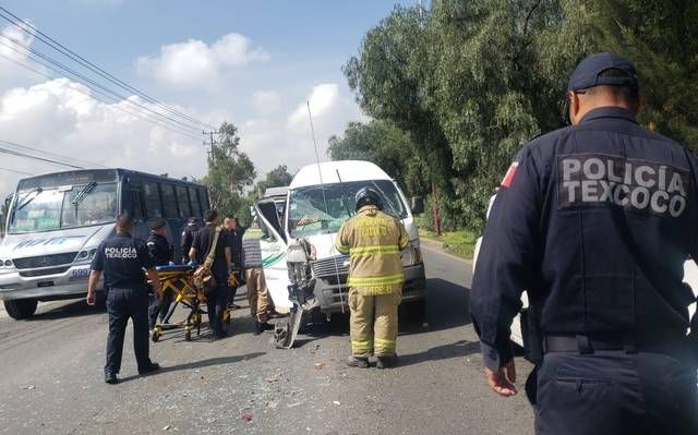 
Combi del servicio público impacta a una camioneta particular resultado; 12 lesionados en Texcoco
