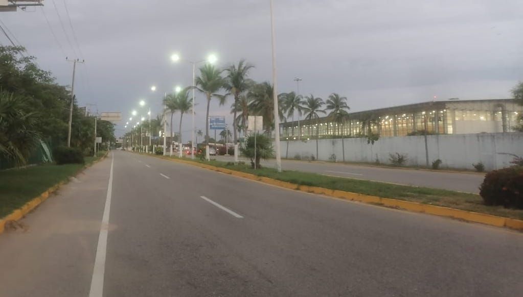 Rehabilita gobierno de Guerrero iluminación en zona de aeropuerto de Acapulco
