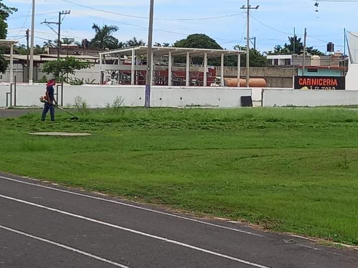 Brindan mantenimiento a unidad deportiva municipal de San Blas