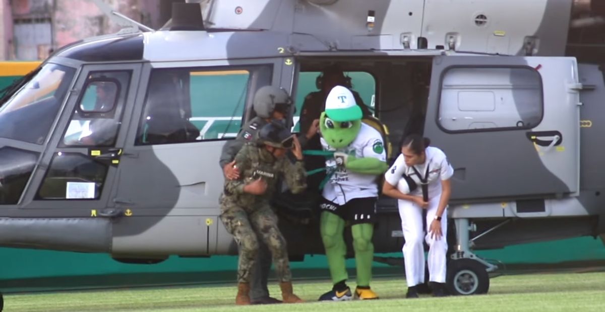 Tunden al gobierno federal por transportar mascota en helicóptero de la Marina a juego de beisbol