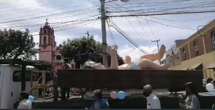 Arriba en grúa el ’Niño Dios’, más grande del Mundo a Texcoco 