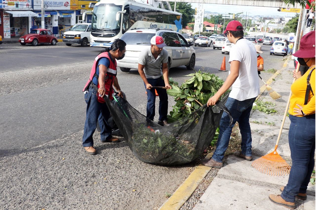 Realiza gobierno de Abelina López, brigada de limpieza en la avenida Ruiz Cortines