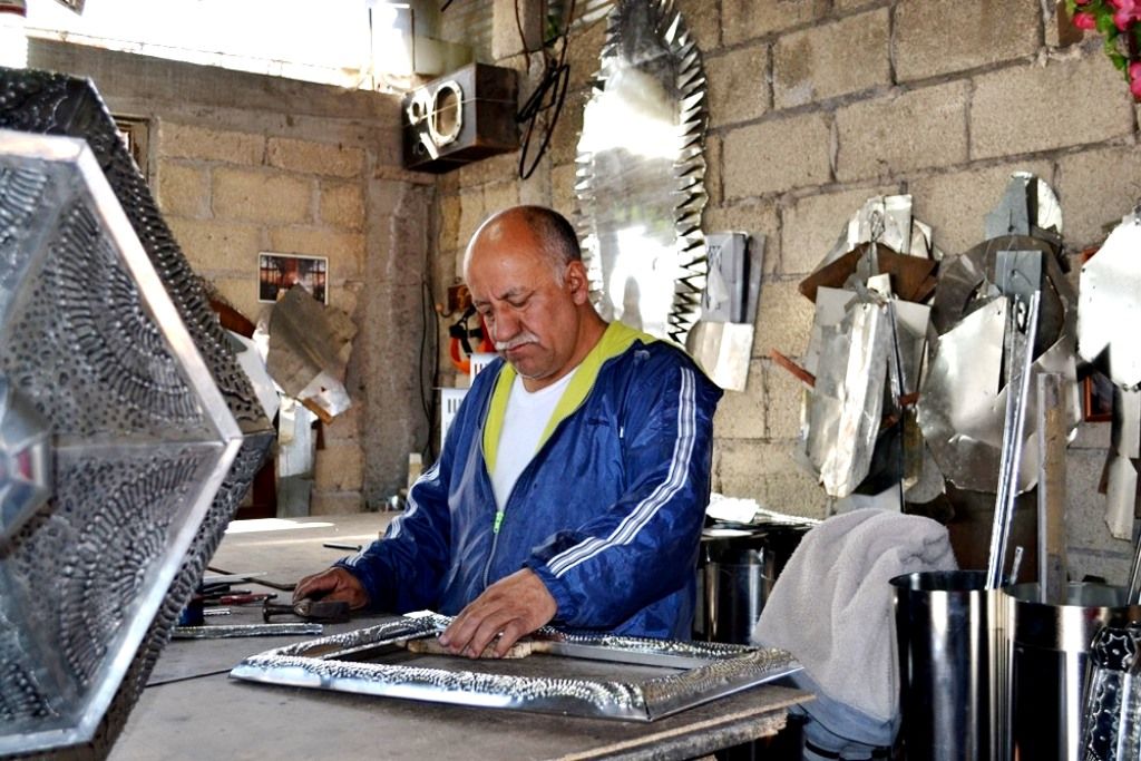 Mexiquenses elaboran artesanías de metalistería con la técnica del calado