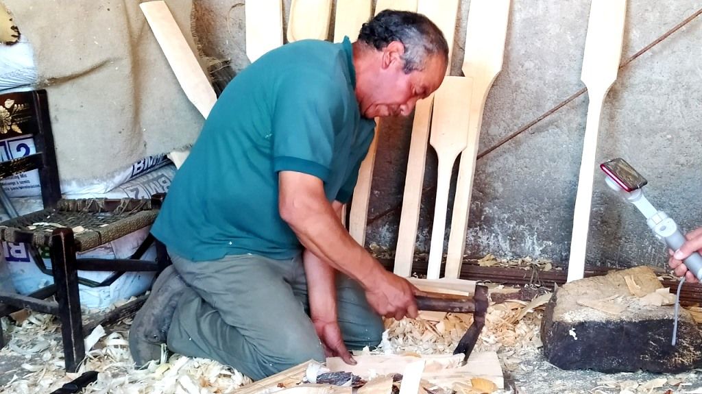 Transforman madera para crear bateas artesanales