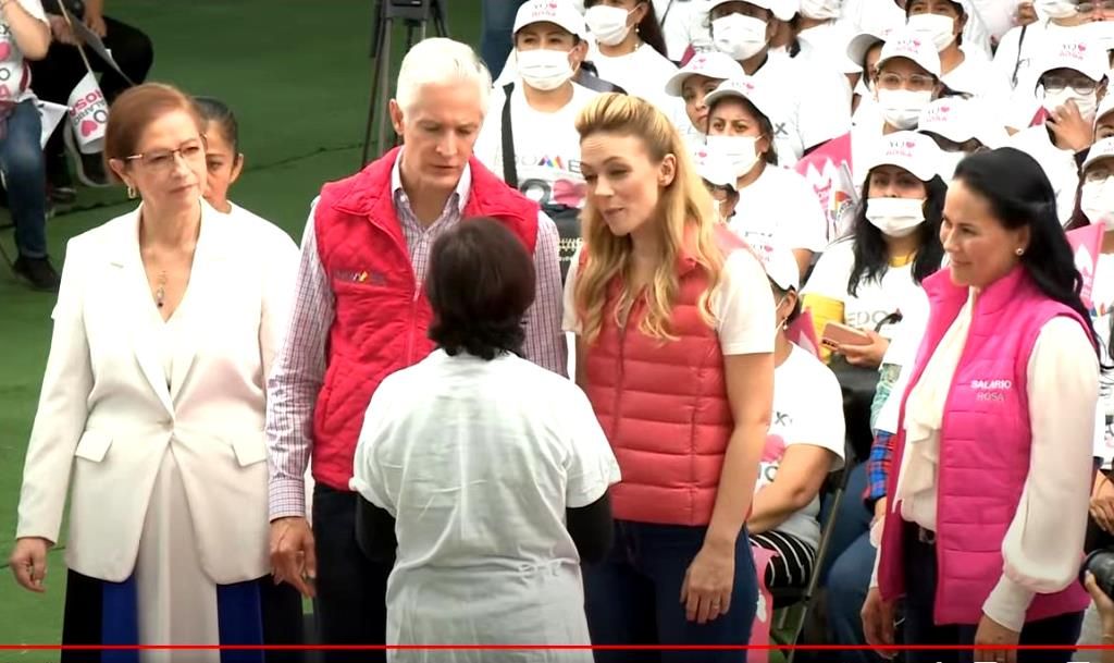 Alfredo del Mazo entrega la Tarjeta Salario Rosa del Programa Familias Fuertes en Naucalpan