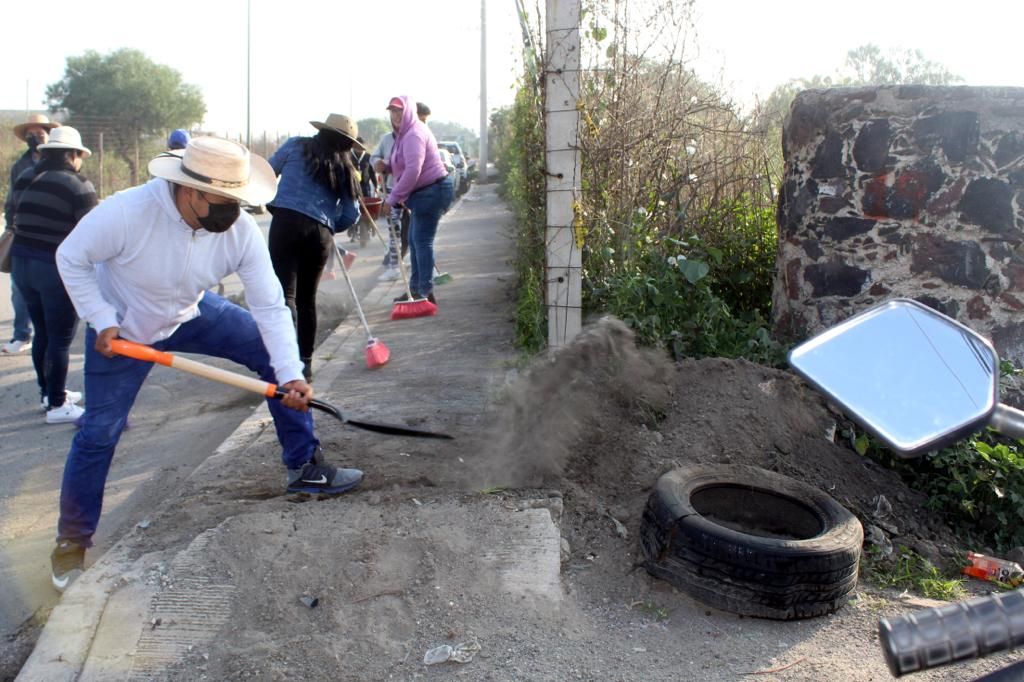 Realizan trabajos de limpia en camino a la mina en Chimalhuacán 
