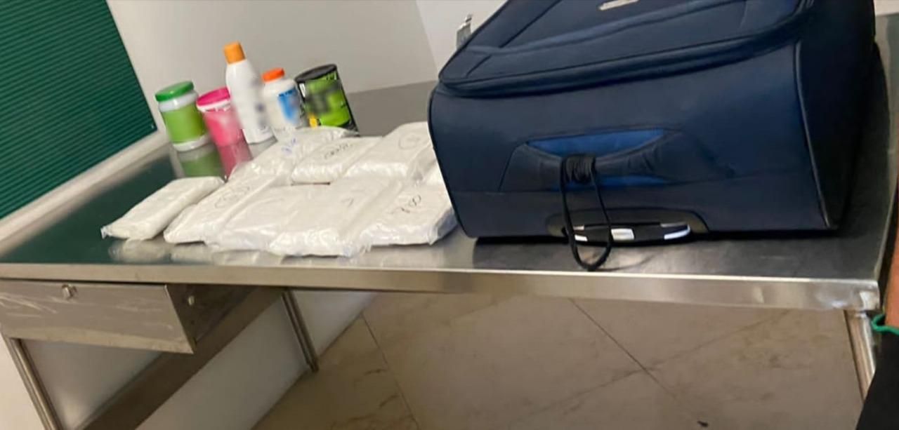En Quintana Roo, guardia nacional y agencia nacional de aduanas de Mexico detectan aparente cocaina en maleta de doble fondo 