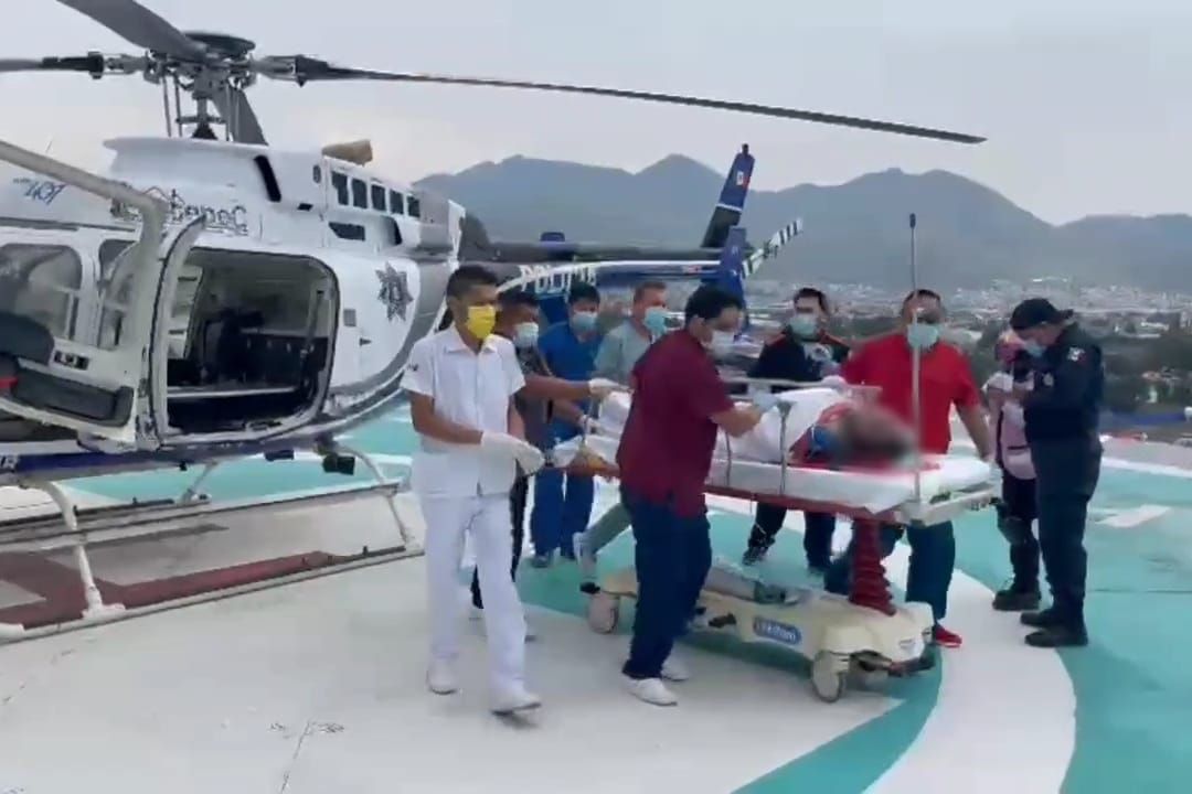 Trasladan a adultos mayores de Ecatepec a bordo de helicóptero Jaguar 1 para salvar sus vidas
