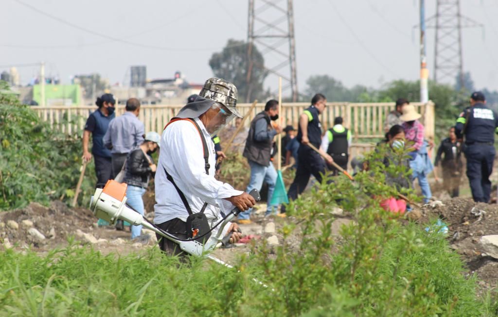 Refuerzan labores de limpia en la calle Canal Río de la Compañía en Chimalhuacán 