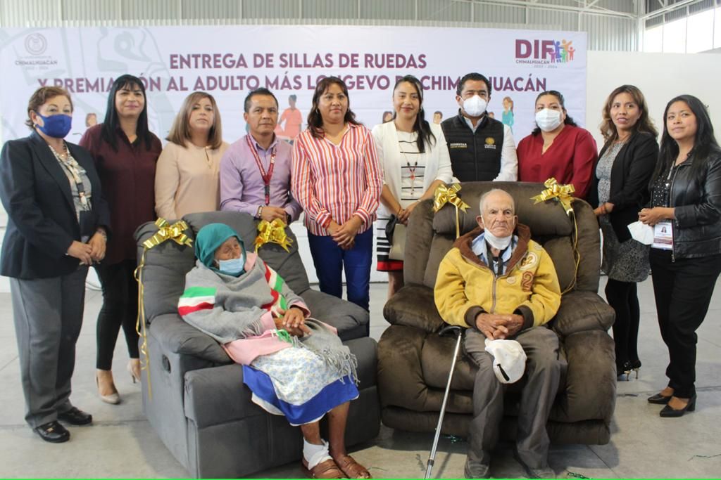 Premian a Leoncia Robles y José Guadalupe Ríos, por ser los más longevos de Chimalhuacán con una edad de 101 y 104 años