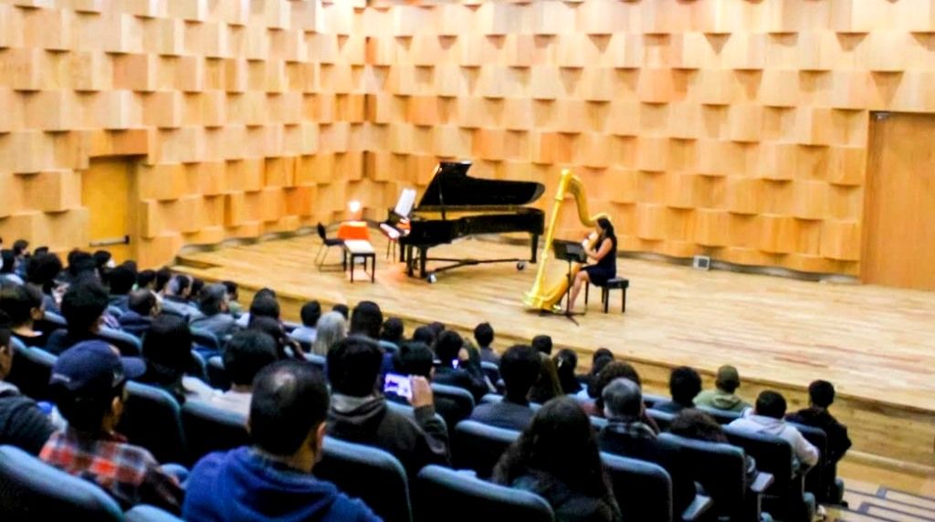 El COMEM recibe estudiantes de nuevo ingreso con concierto de arpa