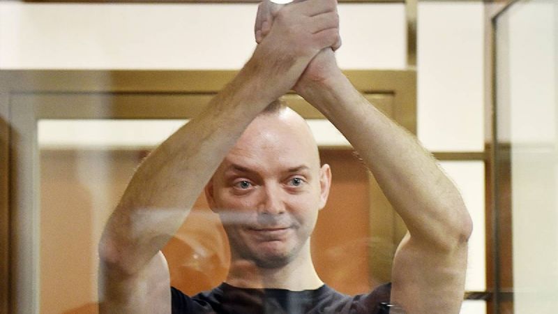 Justicia de Rusia condena a 22 años de prisión al periodista Ivan Safronov por alta traición