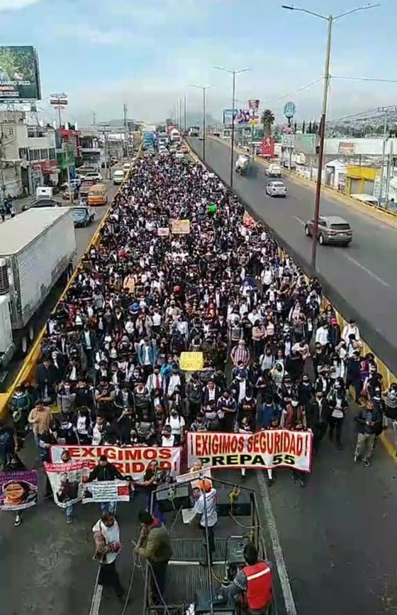 
En Chicoloapan, marchan estudiantes demandando a la alcaldesa Nancy Gomez mayor seguridad quien al parecer pone oídos sordos a los reclamos
