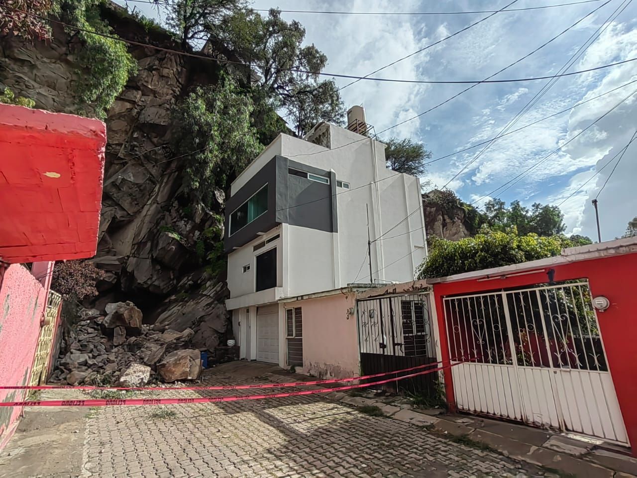 #Deslave de rocas en cerro de Ecatepec alarma a vecinos:  no hubo desgracias: PC