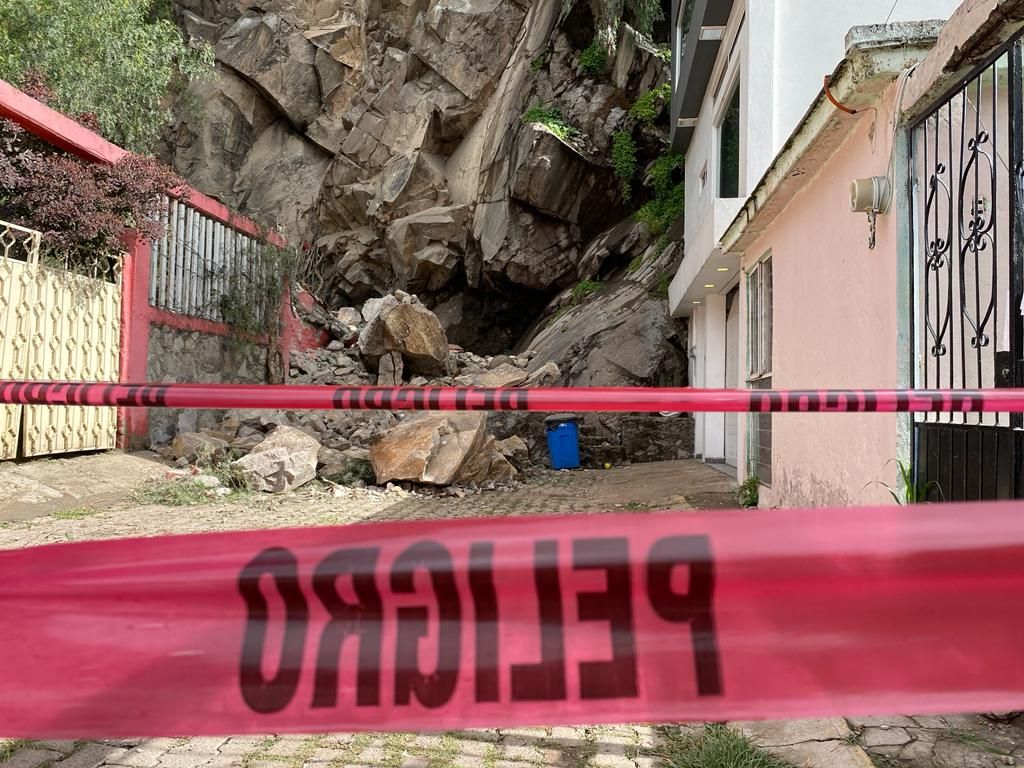 Desprendimiento de rocas afecta una vivienda construida zona de alto riesgo en Ecatepec; no hay lesionados