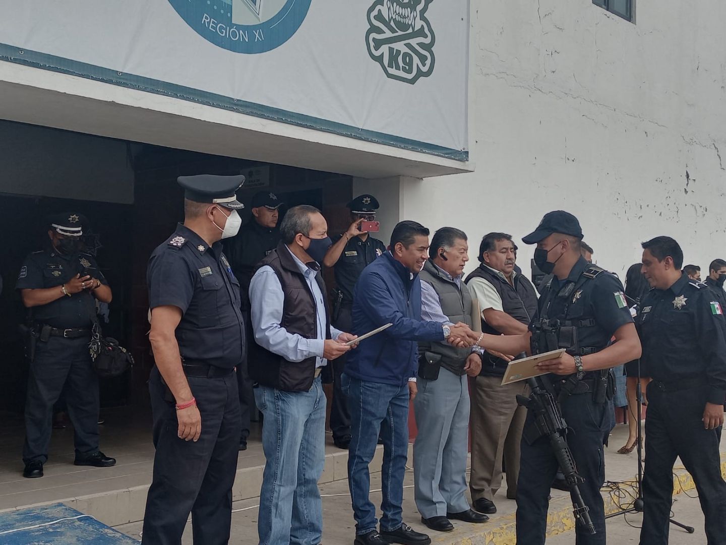 Conductores de transporte público entregan reconocimiento a policías de Texcoco por detención de asaltantes 