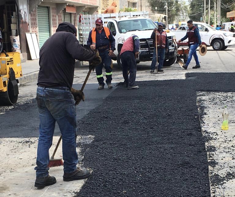 Con bacheo permanente evitan accidentes de ciclistas, motociclistas, automovilistas y peatones en Chimalhuacán 