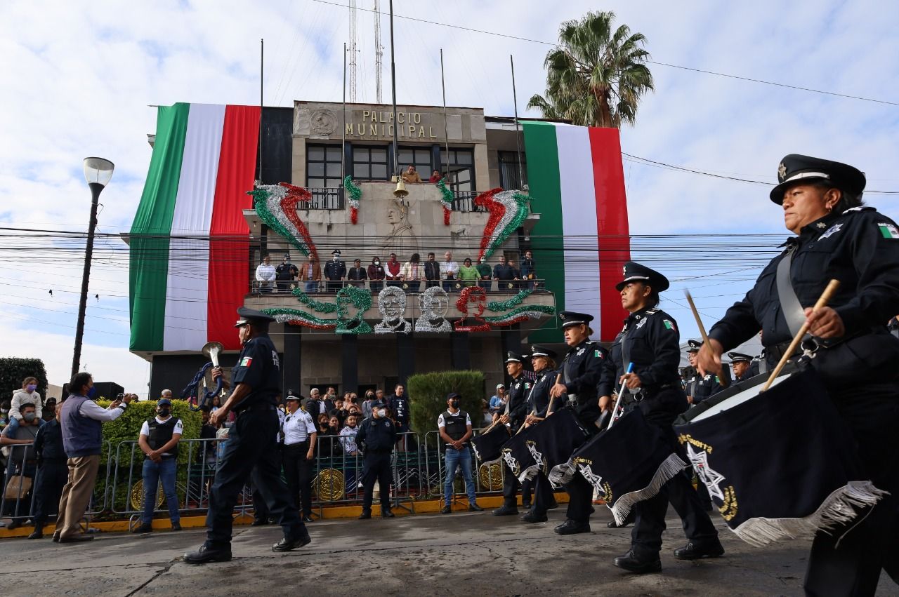 Participan 14 planteles en el desfile de día de la Independencia en Texcoco
