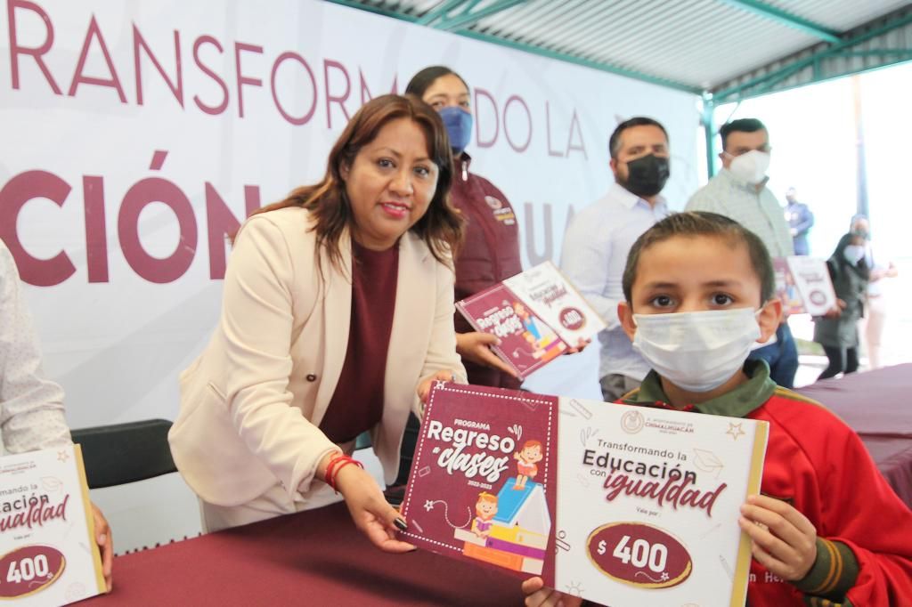 Alcaldesa de Chimalhuacán entregó 400 pesos a alumnos de primaria y 500 a los de secundaria