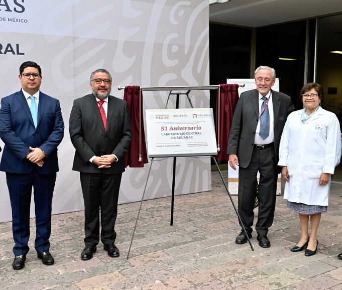 Horacio Duarte Olivares encabezó ceremonia de develación de la placa conmemorativa del 51 aniversario del Laboratorio Central de Aduanas de México 

