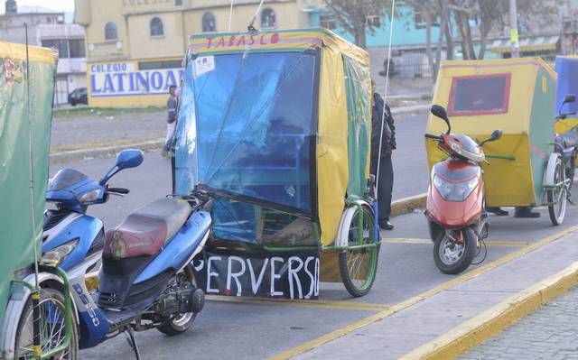 Al puro estilo de presuntos delincuentes, mototaxistas de Chicoloapan agreden a conductor de un auto particular