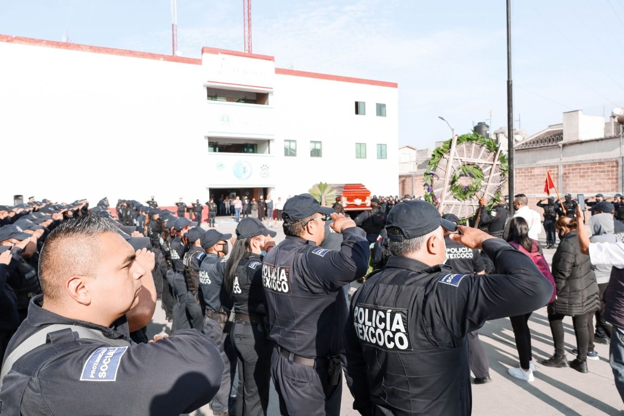 RINDEN HOMENAJE A POLICÍA ASESINADO EN TEXCOCO