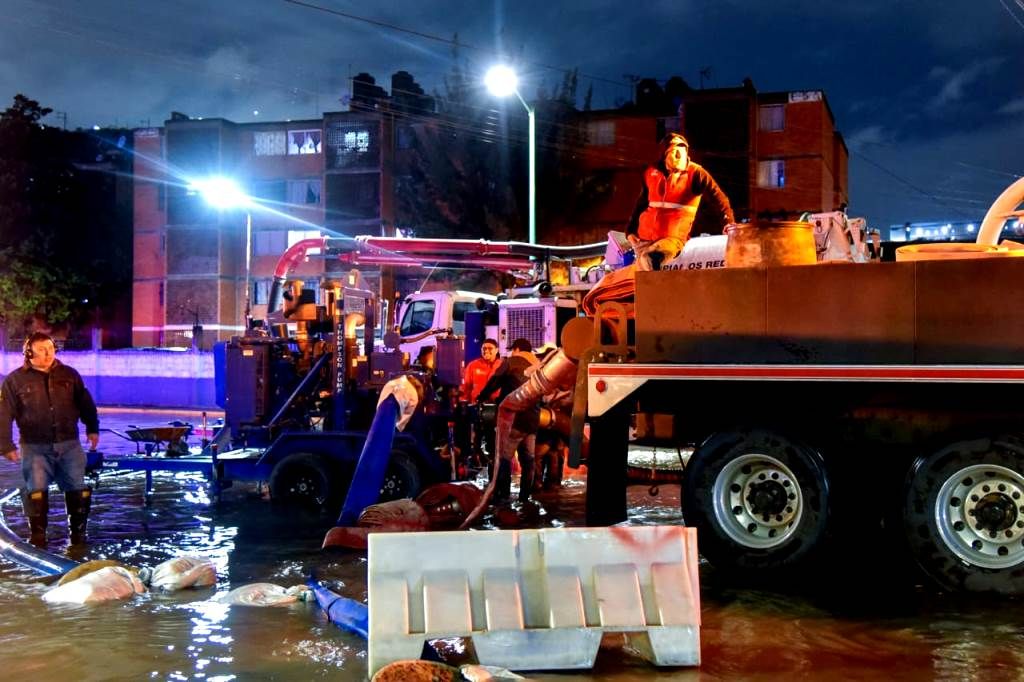 La CAEM apoya en labores para abatir niveles de agua en la colonia Héroes de Cuautitlán Izcalli