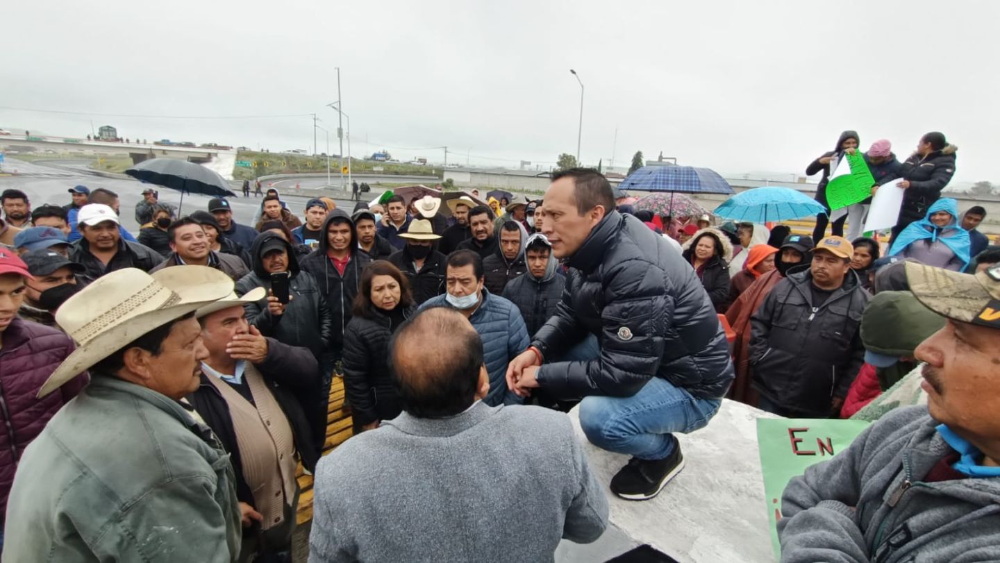 Manifestantes de La Mesa, Acaxochitlan, exigen obra a su presidente municipal